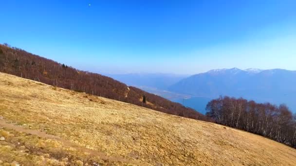 明るい青空に対するモンテ キメッタの乾燥した黄色い斜面 霧レポンチンアルプスとアジア湖マジョーレ ティチーノ スイス — ストック動画