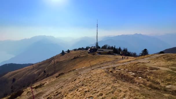 位于瑞士提契诺州提契诺市Cimetta山山顶的黄昏全景 可以看到黄色的斜坡 黄昏的阳光 雾蒙蒙的阿尔卑斯山和布满薄雾的Maggiore湖 — 图库视频影像
