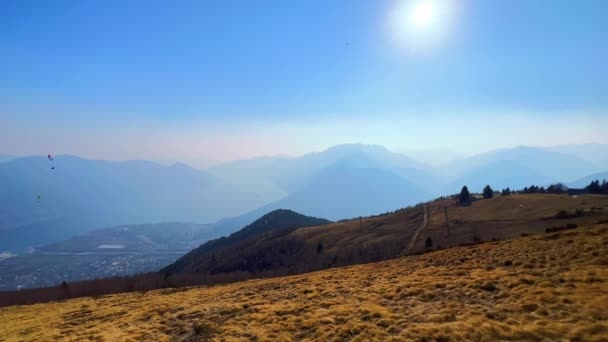 Cima Montaña Cimetta Monte Con Vistas Lago Maggiore Nebuloso Vegetación — Vídeos de Stock
