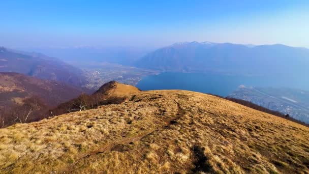 瑞士提契诺 Cimetta山的斜坡 在朦胧的Maggiore湖畔覆盖着干草和阿尔卑斯山的轮廓 — 图库视频影像
