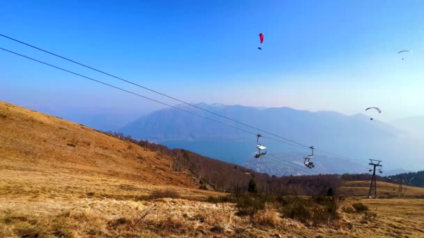 瑞士提契诺 Cimetta山高山风景 在朦胧的山上和山谷中的Maggiore湖上 乘坐轮椅和滑翔机 — 图库视频影像