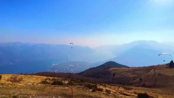 瑞士提契诺Cimetta山顶的朦胧山景和彩色滑翔机 — 图库视频影像