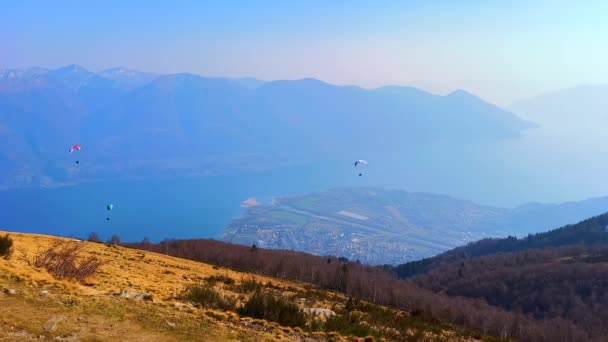 Paisagem Montanhosa Nebulosa Aviões Planadores Coloridos Topo Monte Cimetta Ticino — Vídeo de Stock