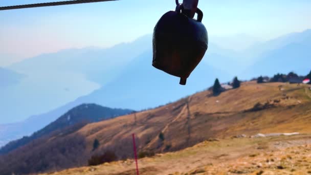 Sviçre Inek Çanı Rüzgarda Savruluyor Cimetta Dağı Nın Kuru Sarı — Stok video