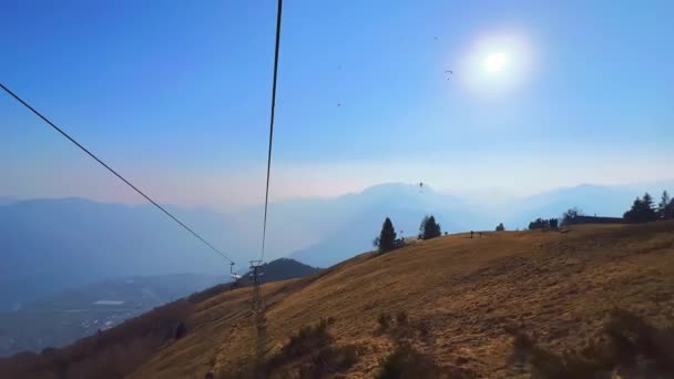 在瑞士提契诺州齐默塔山的坐骑电梯上俯瞰马吉奥雷湖 山脉轮廓和阳光灿烂的天空的Lepontine阿尔卑斯山的迷人自然美景 — 图库视频影像
