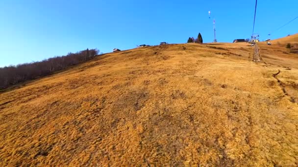 ライディングチェアリフト ティチーノ スイスからのキメッタマウントの斜面に乾燥した黄色のモンタンの牧草地 — ストック動画