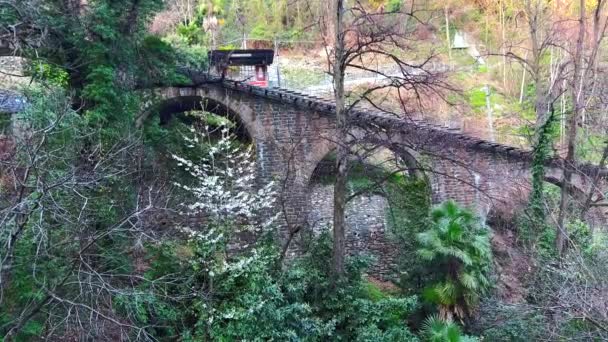 Der Üppig Grüne Park Berghang Mit Dem Historischen Viadukt Von — Stockvideo