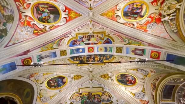 位于瑞士奥塞琳娜的圣母玛利亚Assunta教堂的著名拱顶全景 装饰有壁画 粉刷和镀金装饰 — 图库视频影像