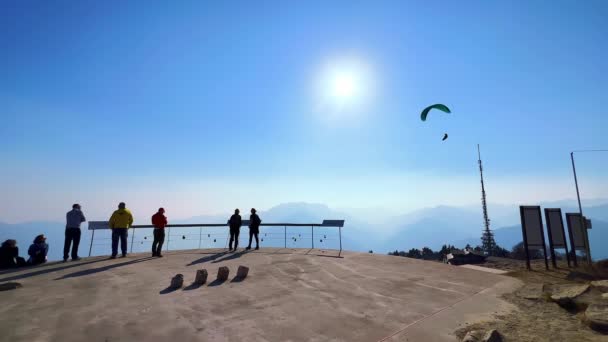 瑞士提契诺 西梅塔山的观景台俯瞰着周围多雾的山景 蓝天下明亮的晚霞和背光下的滑翔机 — 图库视频影像