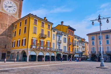 Renkli tarihi evleri, mağazaları ve restoranları olan Piazza della Vittoria Meydanı, Lodi, Lombardy, İtalya