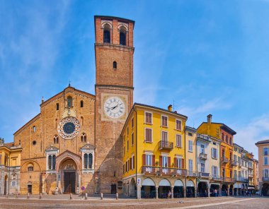 Kutsal Bakire Meryem 'in Varsayımının Katedral Bazilikası ile Panorama, farklı renklerde tarihi kasaba evleri ile çevrili, Lodi, Lombardy, İtalya