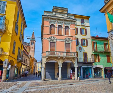 Lodi eski kasaba Piazza della Vittoria 'dan İtalya' daki Incoronata Caddesi 'ne yürüyordu.
