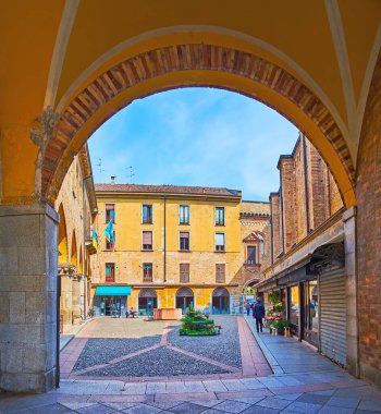 İtalya 'nın Lodi şehrinde tarihi Piazza Broletto