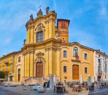 Corso Umberto I sokak, açık hava yemekleri, San Filippo Belediye Kütüphanesi ve Rococo cephesi Neri Kilisesi, Lodi, İtalya