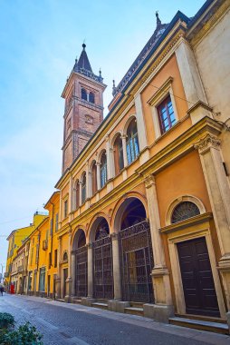 Kutsal Bakire Bakire Sivil Tapınağı 'nın cephe ve çan kulesi Incoronata, Lodi, İtalya