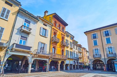 Tarihi evleri, restoranları ve küçük dükkanları olan Piazza della Vittoria, Lodi, Lombardy, İtalya