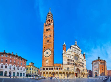 Piazza del Comune Panoraması tuğla mermer Baptistery ve mermer cepheli Santa Maria Assunta Katedrali ve astronomik saatli Torrazzo çan kulesi, Cremona, Lombardy, İtalya