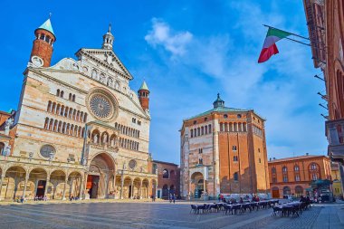 İtalya, Piazza del Comune 'daki Cremona Katedrali ve Baptistery' nin anıtsal ortaçağ binaları.