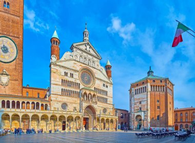 Cremona Meydanı 'nın başyapıt ortaçağ mimarisi. Heykeltraş edilmiş Katedral ve Baptistery, İtalya.