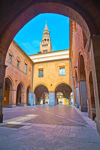 Palazzo del Comune, Cremona, İtalya 'nın küçük Piazzale Federico II di Svevia avlusundaki kemer boyunca manzara