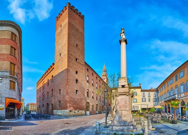 Piazza della Pace Panorama ile Palazzo del Comune ve Barış Heykeli, Cremona, İtalya