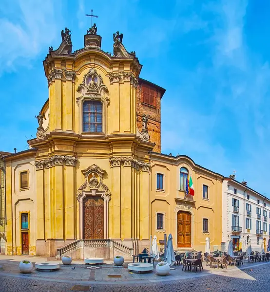 San Filippo Neri Kilisesi, Lodi, İtalya Rococo cephesi ile Corso Umberto I.