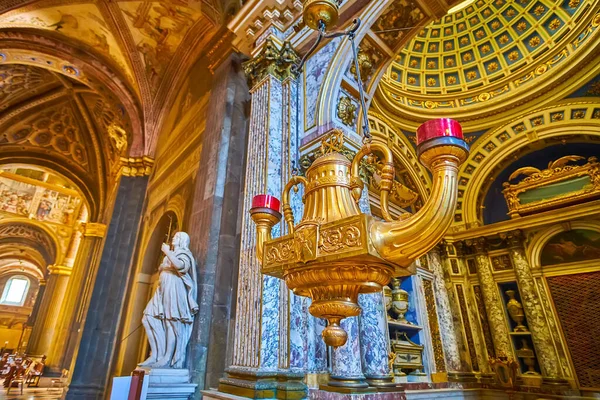 CREMONA, İtalya - 6 Nisan 2022: Cremona Katedrali 'ndeki Kutsal Diken Sunağı' ndaki klasik altın avize