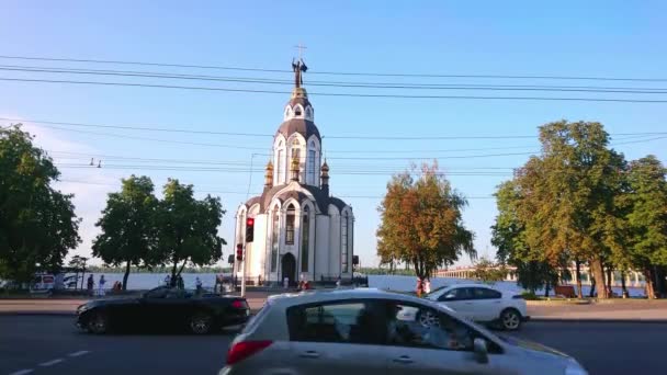 Pintoresca Iglesia San Juan Bautista Detrás Carretera Contra Cielo Azul — Vídeos de Stock