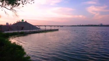 Günbatımı gökyüzünün parlak renkleri Dinyeper Nehri, Dnipro, Ukrayna sularına yansıyor.