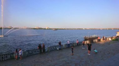 DNIPRO, UKRAINE - 24 Ağustos 2021: Sicheslav Embankment 'tan Dinyeper Nehri üzerindeki Beyaz Kuğu Çeşmesi Panoraması