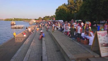 DNIPRO, UKRAINE - 23 Ağustos 2021: Dinyeper Nehri 'nin el işi fuarları, sokak yemekleri ve küçük açık hava kafeleri ile kalabalık Sicheslav seti panoraması, 23 Ağustos' ta Dnipro 'da