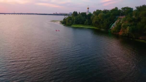 乌克兰第聂伯河上美丽的落日 绿油油的公园 照亮了乌克兰第聂伯斯基岛的瀑布 — 图库视频影像