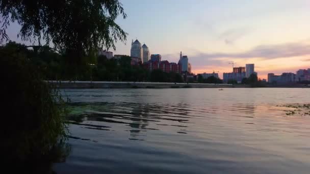 モナスティルスキー島の岸からドニエル川のパノラマ 紫色の夕暮れの空を反映した ウクライナ — ストック動画