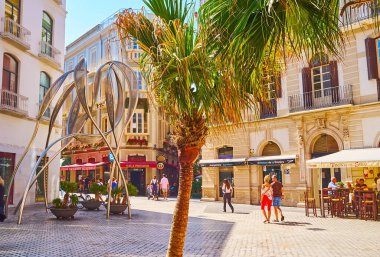 MALAGA, SPAIN - SEPT 28, 2019: Klasik yapılar ve modern Panta Rei heykelleri, Malaga 'da 28 Eylül' de alışveriş merkezindeki Plaza del Siglo Meydanı 'nda yer almaktadır.