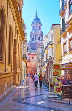 MALAGA, SPAIN - 28 Eylül 2019 Dar San Agustin Açık hava restoranları ve Malaga Katedrali manzaralı, Malaga 'da 28 Eylül