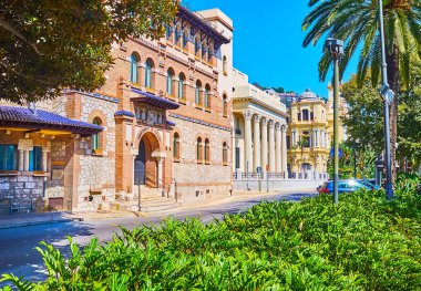 Malaga Üniversitesi 'nin tarihi binasının cephesi ve İspanya Merkez Bankası' nın sütunları.