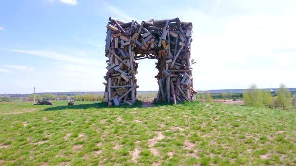 Kyiv Ukraine Maj 2021 Nowoczesna Instalacja Drewna Łagodnym Zielonym Wzgórzu — Wideo stockowe