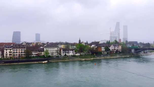 瑞士巴塞尔莱茵河畔的Altstadt Kleinbasel历史住宅 雾蒙蒙的现代摩天大楼 Wettstein桥和中桥全景 — 图库视频影像