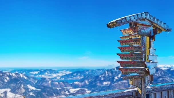 フリーズアイスでコーティングされたヴィンテージハイキング看板のパララックススクロールには サルカマルタ山脈の名前とその高度 セントギルゲン オーストリア — ストック動画