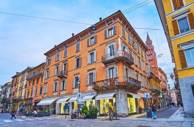 CREMONA, ITALY - 6 Nisan 2022: Corso Giuseppe Mazzini ve Via Solferino 'nun köşesinde marka butikleri, kafeleri ve barları, Cremona, İtalya