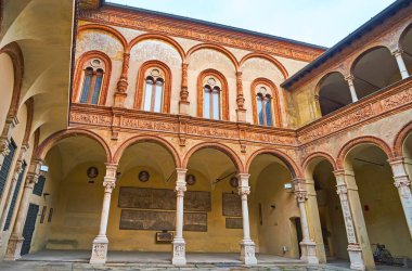 CREMONA, ITALY - 6 Nisan 2022: Palazzo Fodri 'nin (Fodri Sarayı) yontulmuş avlusu, karmaşık terracotta dekorasyonlarıyla, Cremona, İtalya