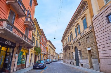CREMONA, ITALY - 6 Nisan 2022: Corso Giacomo Matteotti tarihi köşkleri, sarayları ve renkli evleri olan, Cremona, İtalya