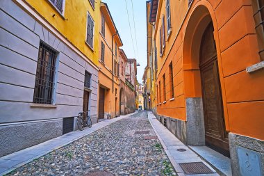 Renkli konutları olan dar Via San Giuseppe, Cremona, İtalya
