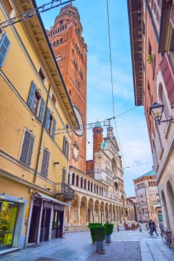 İtalya, Cremona, Via Solferino 'dan uzun Torrazzo çan kulesi olan ortaçağ Cremona Katedrali.