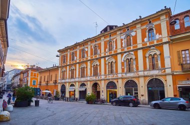 CREMONA, ITALY - 6 Nisan 2022: Corso Giuseppe Mazzini 'deki dükkanları, otelleri ve restoranları, Cremona, İtalya