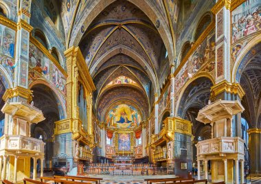 KREMONA, ITALY - 6 Nisan 2022: Ortaçağ Santa Maria Assunta Katedrali 'nin freskleri, oymaları, kalıpları ve oymaları, Cremona, İtalya