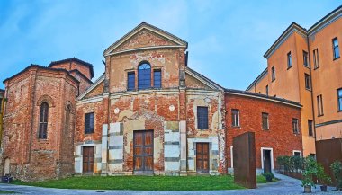 Ortaçağ pejmürde San Lorenzo Kilisesi cephesinin Panoraması, Cremona, İtalya