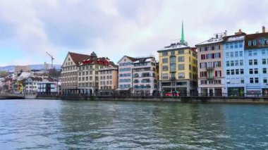Limmat Nehri 'nin Panorama' sı tarihi Niederdorf mahallesine karşı Grossmunster 'ın çan kuleleri ve ön planda demirlemiş tekneler, Zürih, İsviçre