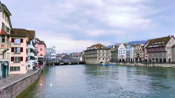 Limmat River Old Town Neighborhoods Its Banks Old Colored Townhouses — Stock Video