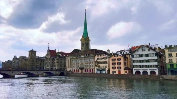Limmat河和Lindenhof社区全景 有Munster桥 Fraumunster塔和St Peterskirche教堂 瑞士苏黎世Wuhre堤上的城镇房屋 — 图库视频影像